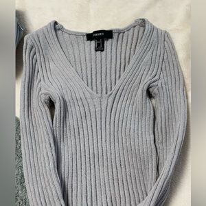 V-neck knit fitted sweater